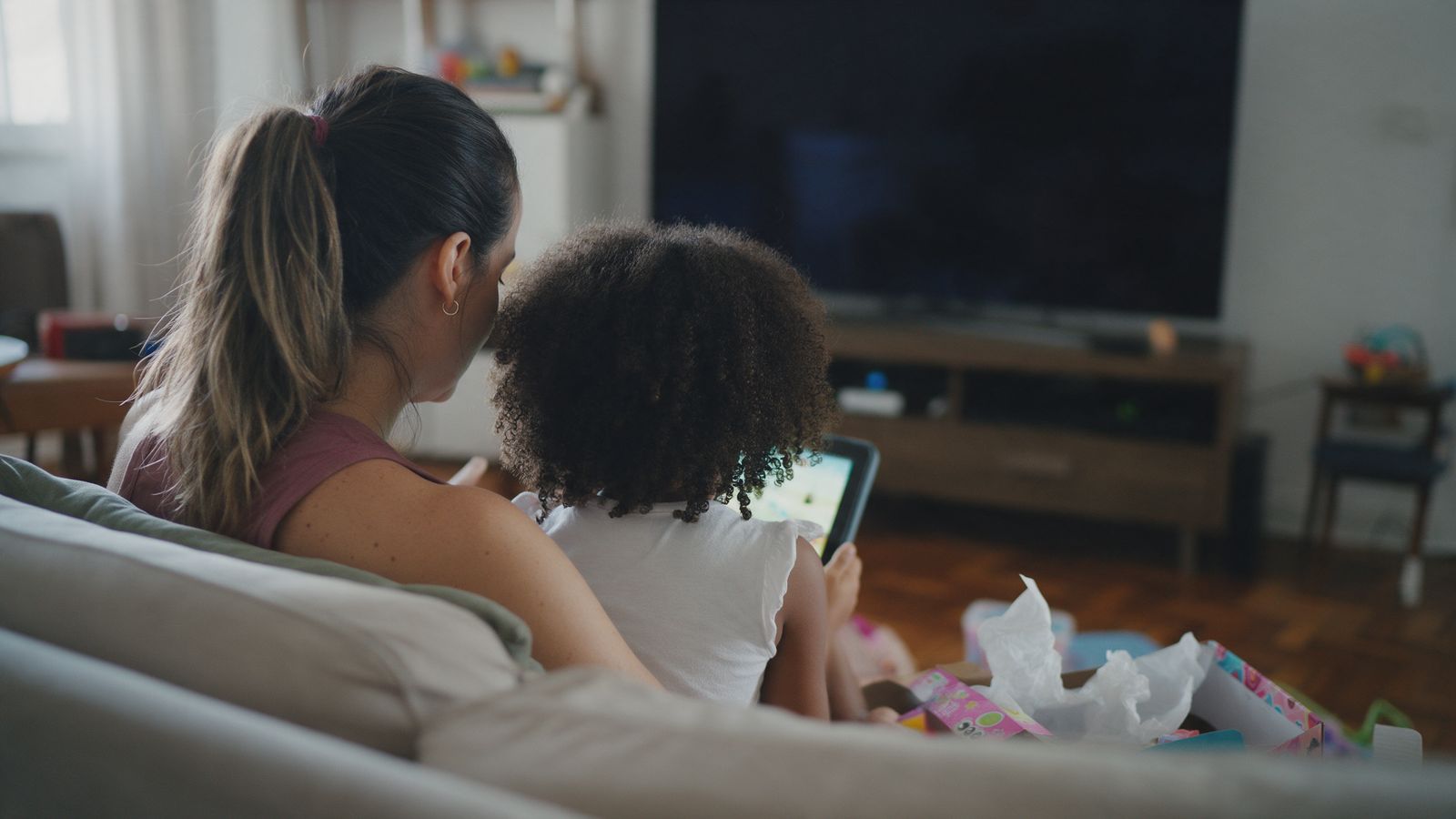 Pra onde foi o comercial de brinquedo? Ele saiu da sala e foi para a tela do seu filho